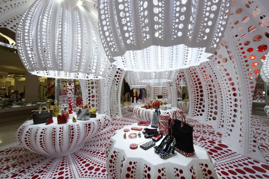 Paris , France, Luxury Fashion Store, Louis Vuitton, LVMH, Display,  Japanese Contemporary Artist, Designer: (Credit) Yayoi Kusama interior  design store, Trendy fashion store display Room, Mirrors, France Stock  Photo - Alamy