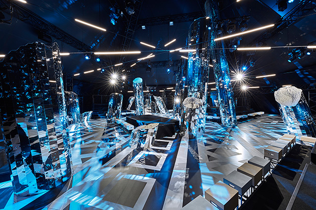 Louis Vuitton's Spring 2016 Show Dives Into Oculus Rift and Virtual Gaming  - Fashionista