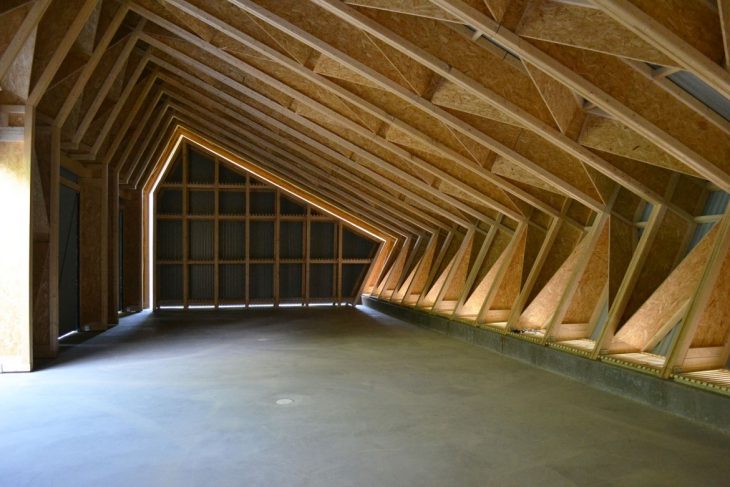 007 Nes Barn Interior