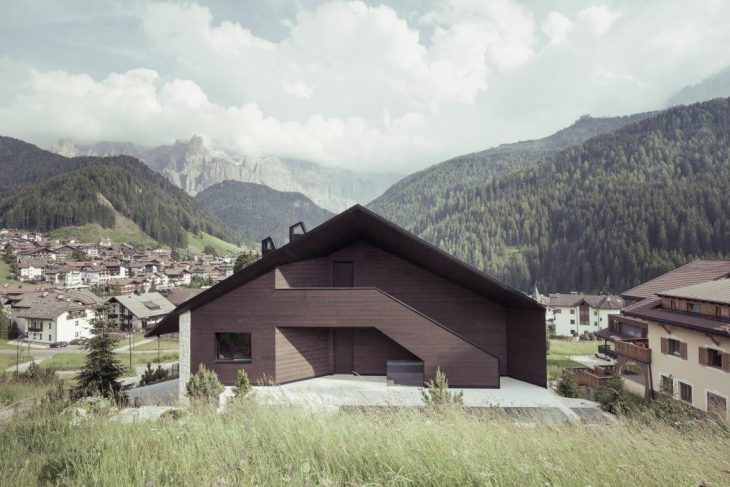 Chalet in Selva di Val Gardena by Rudolf Perathoner Architect