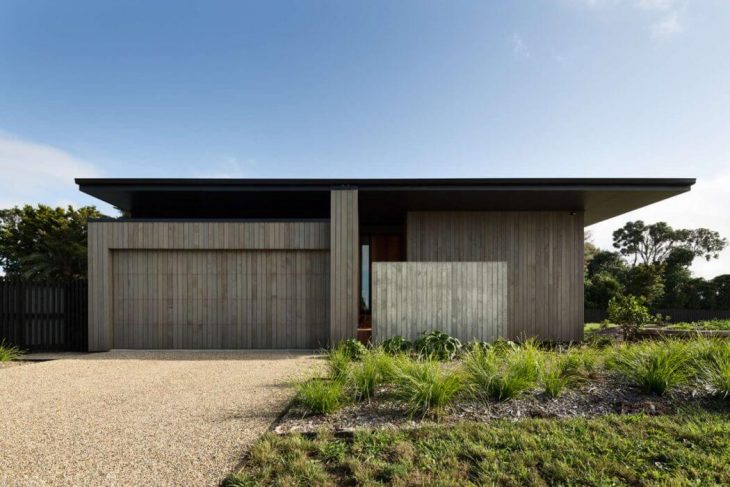 house-under-eaves-by-mrtn-architects