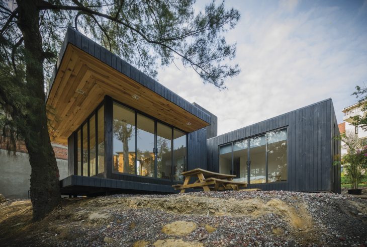 the-black-cabin-by-revolution-architects