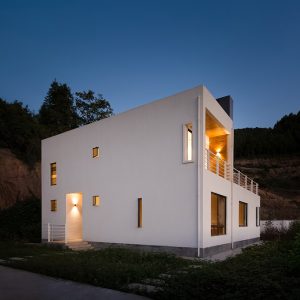 A Hillside House by Ming Ding Spatial Art Studio