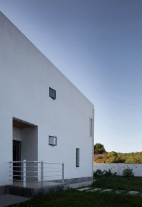 A Hillside House by Ming Ding Spatial Art Studio