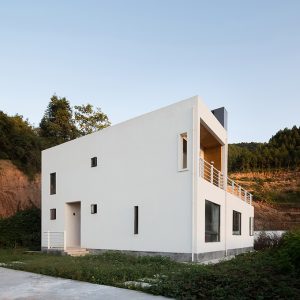 A Hillside House by Ming Ding Spatial Art Studio