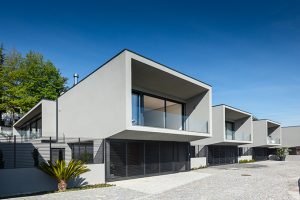 BOX XL Houses in Portugal by ZEGNEA