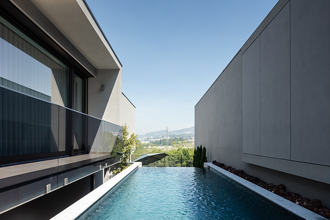 BOX XL Houses in Portugal by ZEGNEA