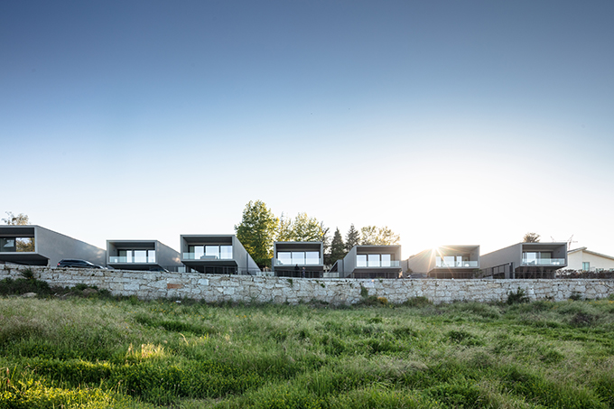 BOX XL Houses in Portugal by ZEGNEA
