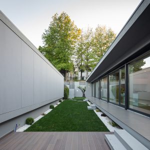 BOX XL Houses in Portugal by ZEGNEA