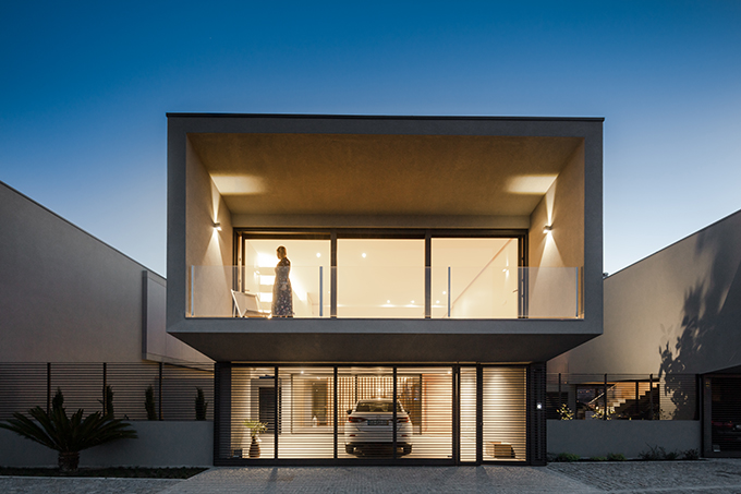 BOX XL Houses in Portugal by ZEGNEA