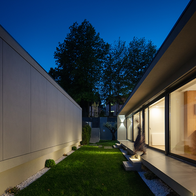 BOX XL Houses in Portugal by ZEGNEA