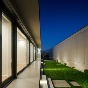 BOX XL Houses in Portugal by ZEGNEA