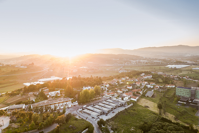 BOX XL Houses in Portugal by ZEGNEA