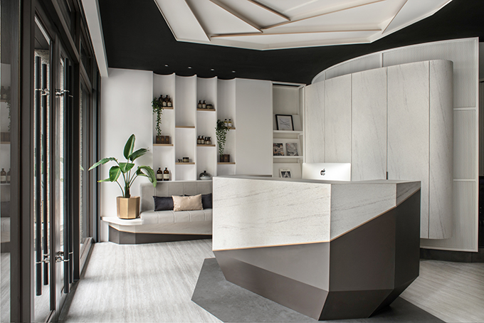 Mute White Salon by Han Yue Interior Design Co., Ltd.