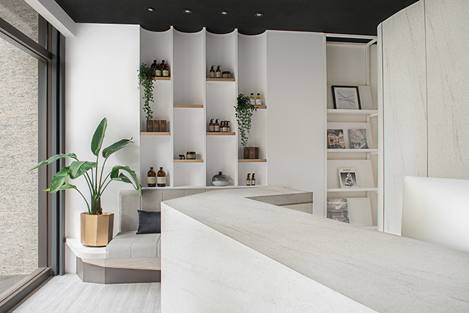 Mute White Salon by Han Yue Interior Design Co., Ltd.
