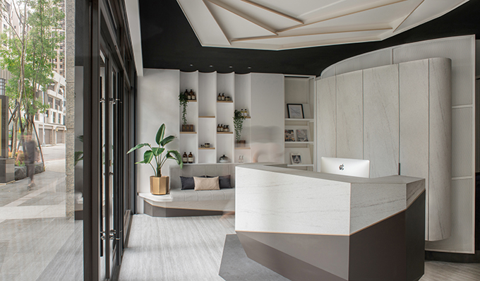 Mute White Salon by Han Yue Interior Design Co., Ltd.