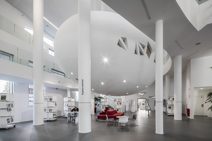 Vitrolles Media Library by Jean-Pierre Lott