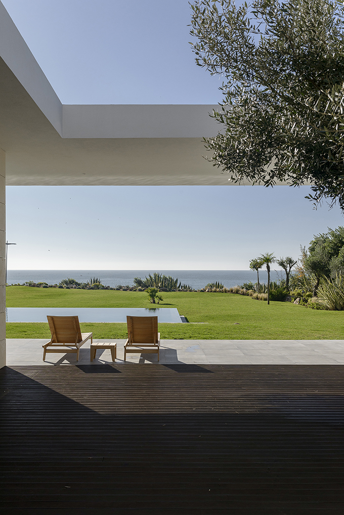 Sea Front Villa by Arq Tailor's