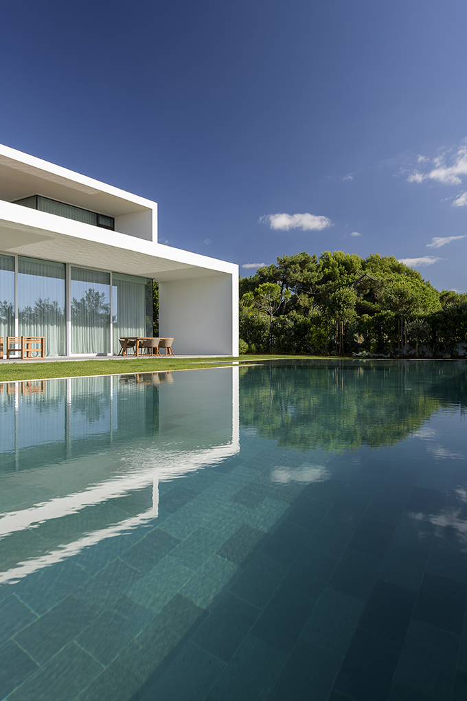 Sea Front Villa by Arq Tailor's