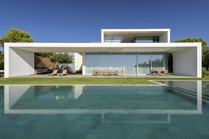 Sea Front Villa by Arq Tailor's