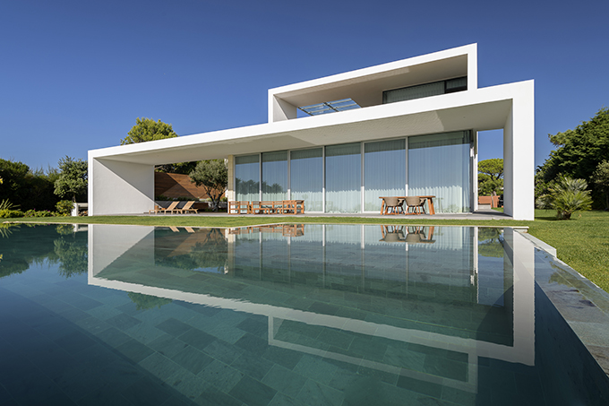 Sea Front Villa by Arq Tailor's