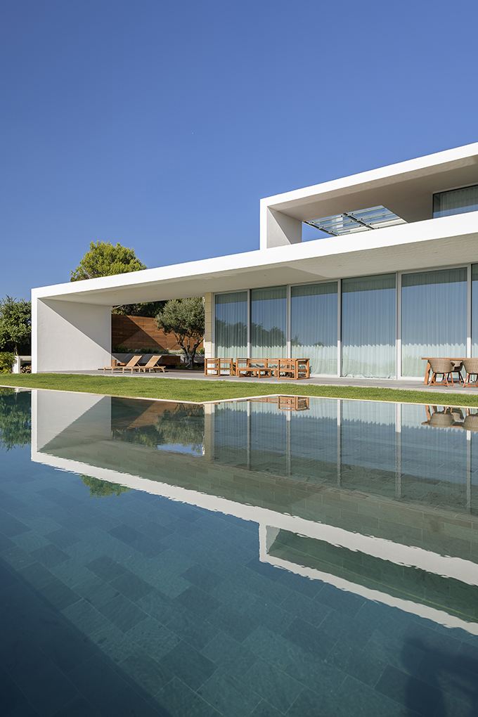 Sea Front Villa by Arq Tailor's