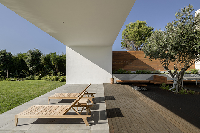 Sea Front Villa by Arq Tailor's