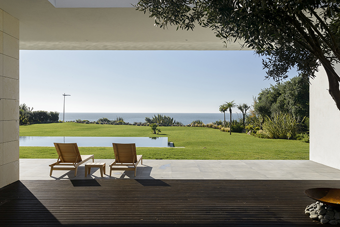 Sea Front Villa by Arq Tailor's