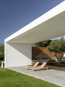 Sea Front Villa by Arq Tailor's