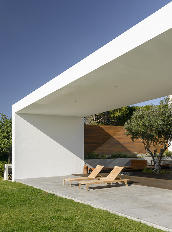 Sea Front Villa by Arq Tailor's