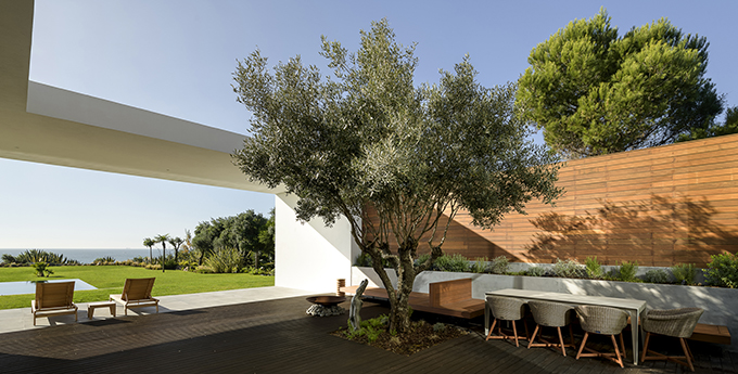 Sea Front Villa by Arq Tailor's