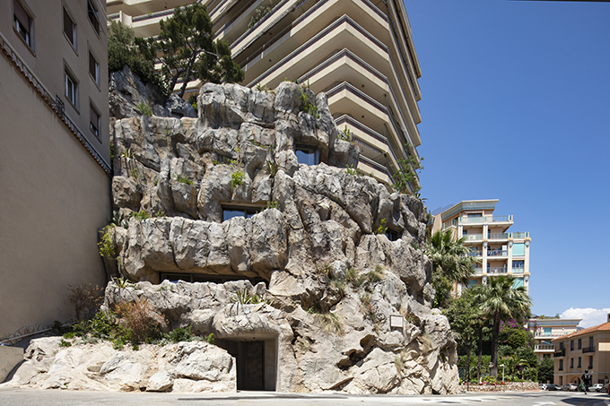 Villa Troglodyte by Jean-Pierre Lott Architecte