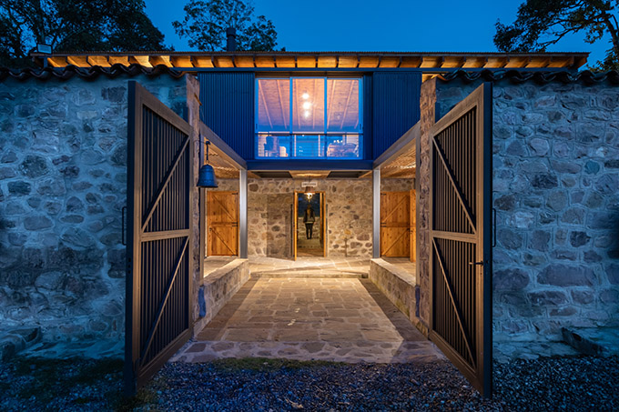 Las Caballerizas by Carolina Vago Arquitectura