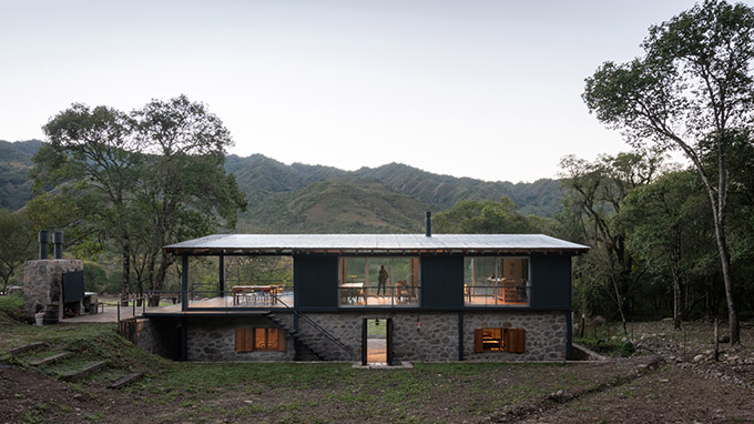 Las Caballerizas by Carolina Vago Arquitectura