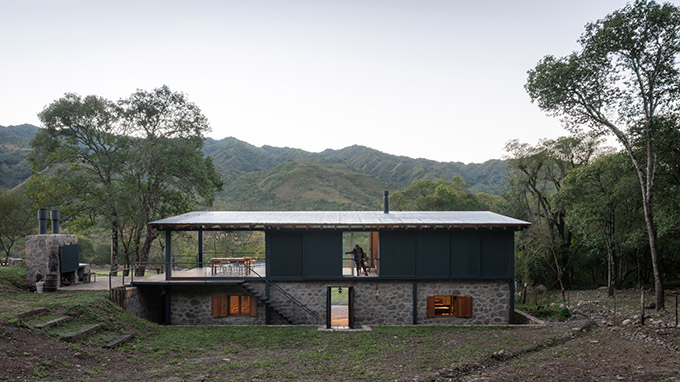 Las Caballerizas by Carolina Vago Arquitectura