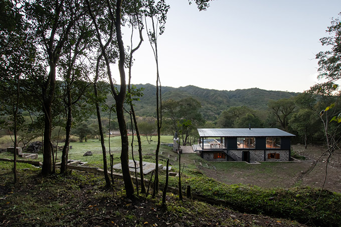 Las Caballerizas by Carolina Vago Arquitectura