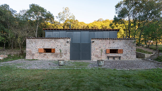 Las Caballerizas by Carolina Vago Arquitectura