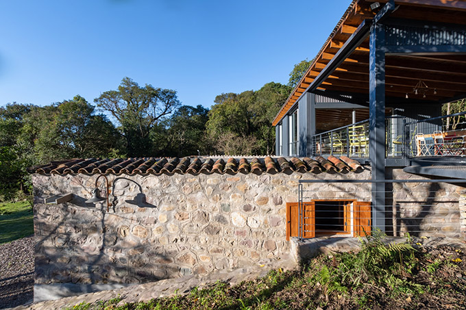 Las Caballerizas by Carolina Vago Arquitectura