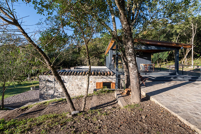 Las Caballerizas by Carolina Vago Arquitectura