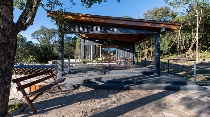 Las Caballerizas by Carolina Vago Arquitectura