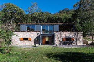 Las Caballerizas by Carolina Vago Arquitectura