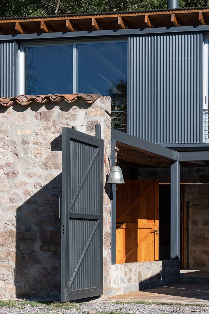 Las Caballerizas by Carolina Vago Arquitectura