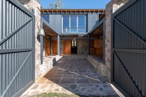 Las Caballerizas by Carolina Vago Arquitectura