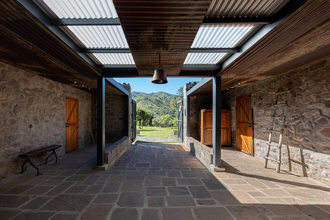 Las Caballerizas by Carolina Vago Arquitectura