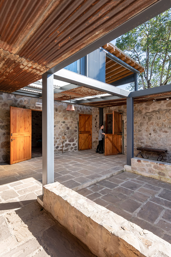 Las Caballerizas by Carolina Vago Arquitectura