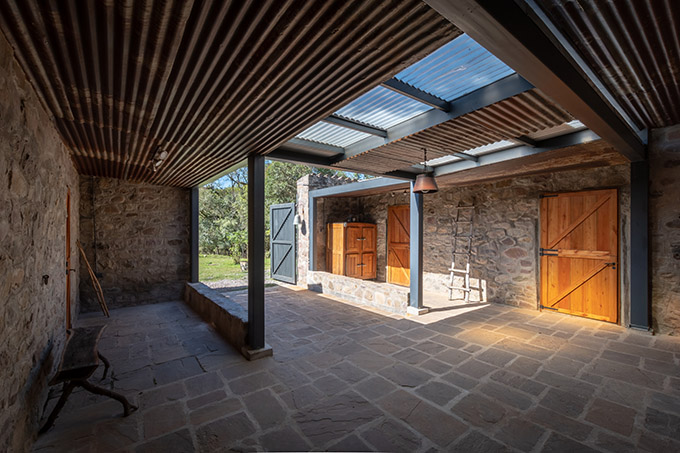Las Caballerizas by Carolina Vago Arquitectura