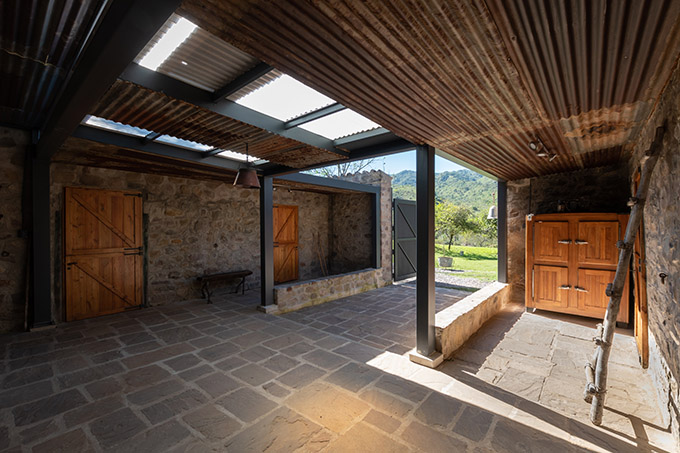 Las Caballerizas by Carolina Vago Arquitectura