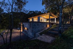 Las Caballerizas by Carolina Vago Arquitectura