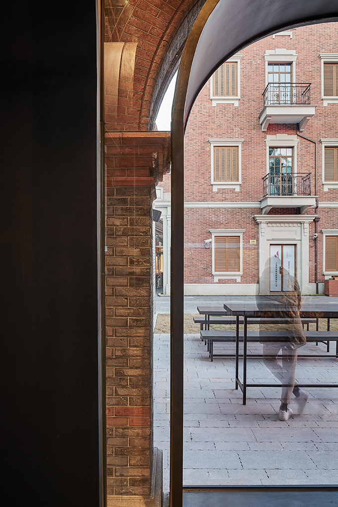 CHARCOHOL Restaurant & Bar by STUDIO8