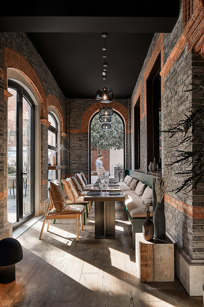 CHARCOHOL Restaurant & Bar by STUDIO8